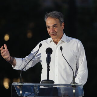«Όχι ένα χρώμα»: Η Νέα Δημοκρατία του Μητσοτάκη και η αρχιτεκτονική της επόμενης μέρας