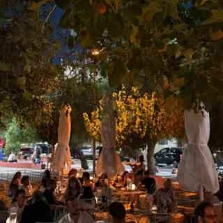 «Μπλε Παπαγάλος»: Ένα ανεξάρτητο κρατίδιο στη δικτατορία του τσιμέντου