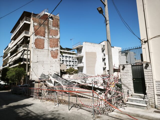 Τα Προσφυγικά ανοίγουν τα σπίτια τους στις οικογένειες του κτηρίου που κατέρρευσε στα Πετράλωνα