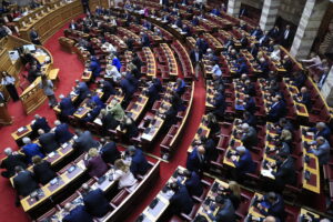 Βουλευτές σε… αναμμένα κάρβουνα
