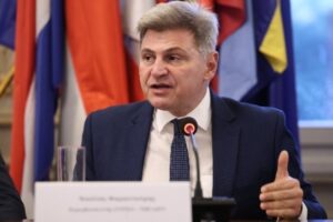 Απάντηση Ν. Φαραντούρη για δημοσιεύματα σχετικά με την απόσπαση της συζύγου του στη ΜΕΑ