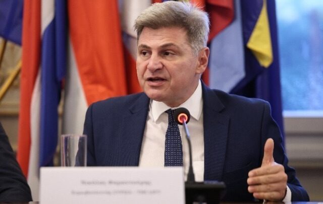 Απάντηση Ν. Φαραντούρη για δημοσιεύματα σχετικά με την απόσπαση της συζύγου του στη ΜΕΑ