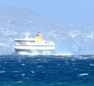 Πλοία δίνουν μάχη με τα κύματα και τους θυελλώδεις ανέμους στο Αιγαίο