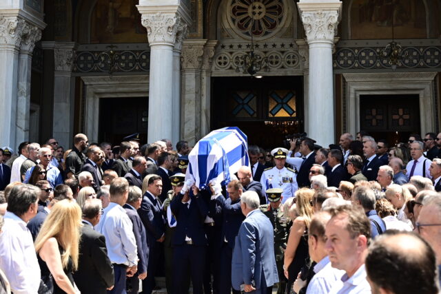 Λύγισαν τα παιδιά και οι εγγονές του Γιάννη Βαρβιτσιώτη στον τελευταίο αποχαιρετισμό
