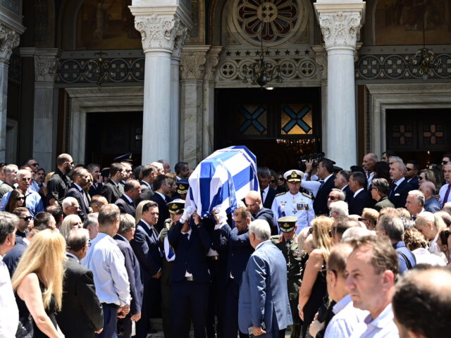 Λύγισαν τα παιδιά και οι εγγονές του Γιάννη Βαρβιτσιώτη στον τελευταίο αποχαιρετισμό