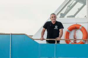 Θοδωρής Τσιμπίδης: «Το Αιγαίο, επί χιλιάδες χρόνια, αντάλλασσε πολιτισμό. Σήμερα, οι θάλασσές του ανταλλάσσουν σκουπίδια».