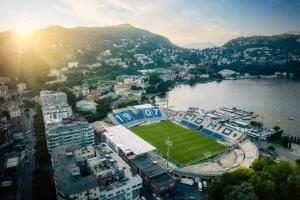 Η Κόμο δεν έχει μόνο λίμνη αλλά και μια ομάδα που δημιουργεί το πρότυπο του σύγχρονου ποδοσφαίρου