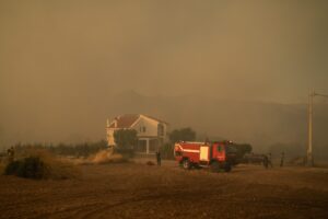 Μαίνεται για πέμπτη ημέρα η φωτιά στη Δυτική Αττική: Από Ψάθα προς Λούμπα το πιο ενεργό μέτωπο