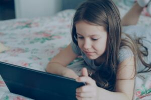 Η πρώιμη χρήση social media συνδέεται με χαμηλότερες επιδόσεις στα σχολικά τεστ