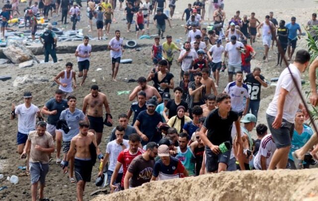 Η Ισπανία εγκαθιστά πλωτό φράγμα στη Θέουτα μετά τη μαζική εισροή μεταναστών