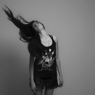 Η Ινώ Μέη μελετάει την τέχνη του τατουάζ