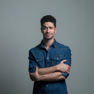 Ο Σπύρος Μαργαρίτης προσπαθεί να διαβάσει την αυτοβιογραφία του Morrissey