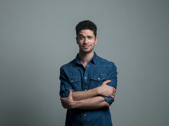 Ο Σπύρος Μαργαρίτης προσπαθεί να διαβάσει την αυτοβιογραφία του Morrissey