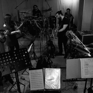 Πώς τα βγάζει πέρα ένα δεκαμελές συγκρότημα σήμερα στην Ελλάδα;