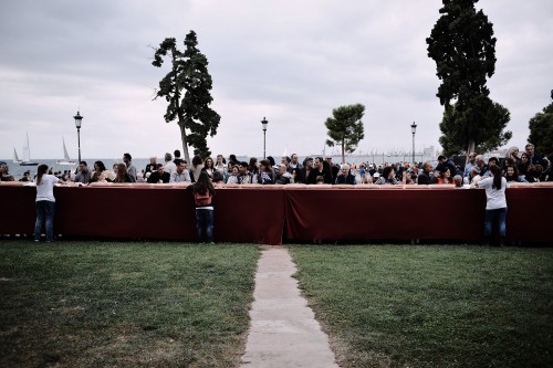 Ένα γιγάντιο κουλούρι κατάπιε τον Λευκό Πύργο