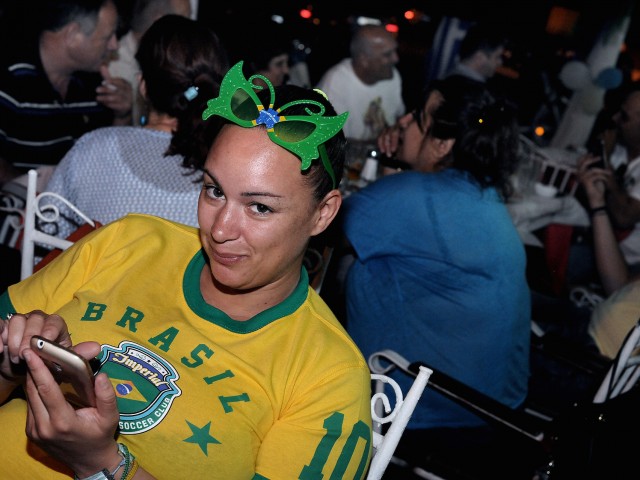 Οι Βραζιλιάνοι της Αθήνας βλέπουν το Μουντιάλ στην πιτσαρία Miss Canada