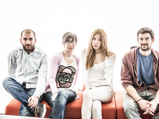 Μια αθηναϊκή παρέα φέρνει τις καλύτερες θεατρικές παραστάσεις στο σαλόνι σου