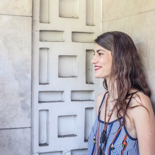 Η Irène Mamfredos ντύνει τις Ελληνίδες με αφρικανικά υφάσματα