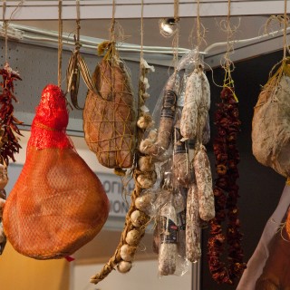 Μέλαν ακροκώλιον: προσούτο made in Karpenisi