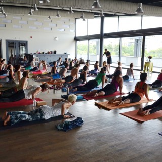 Τι θα γινόταν άραγε αν όλοι οι άνθρωποι έκαναν yoga;