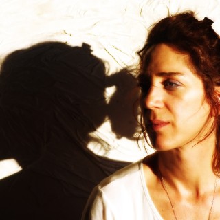 Οι λέξεις είναι φώτα μέσα στο σκοτάδι, λέει η Αμαλία Μουτούση