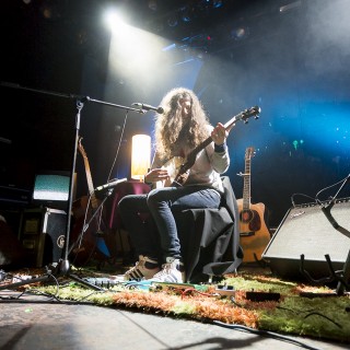 Τραπεζάκια μέσα για τον Kurt Vile στο Gagarin 205