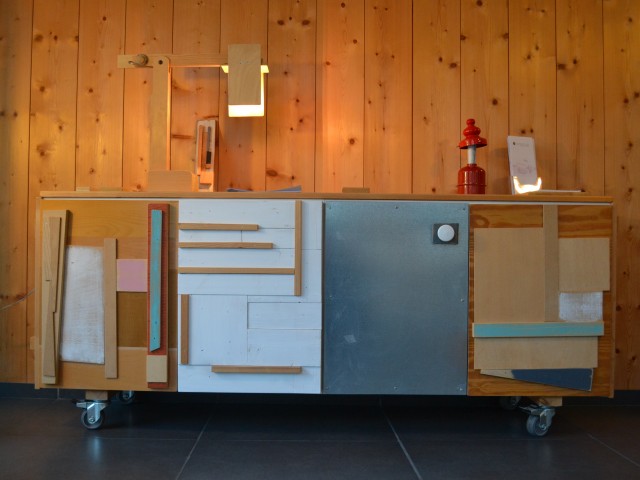 Ο Αντρέας Κάλντα κατασκευάζει στο Βόλο έπιπλα από ρετάλια ξύλου και τενεκέδες φέτας