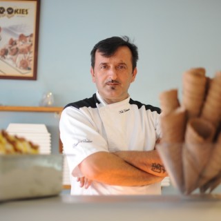 O Νίκος Κουκιάσας φτιάχνει παγωτό με γεύση κοπανιστή Μυκόνου