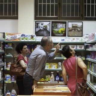 Τι κάνει ο Πλάτων Ριβέλλης στο μίνι μάρκετ της Βάρης;