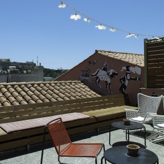 Ένα hostel – τσίρκο, o Guardian και η ιστορία μιας γειτονιάς του Ψυρρή