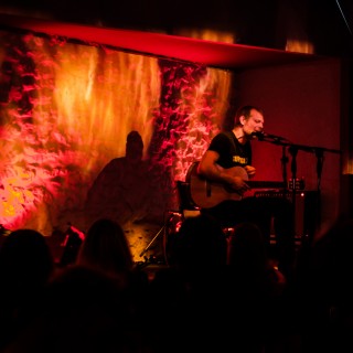 «Μάτωσε» η Αθήνα στη συναυλία του Matt Elliott