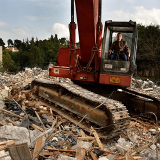 Το «ροζ κωλόσπιτο» της οδού Αγράμπελης που τελικά έπεσε