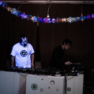 Ένα υποδειγματικό πάρτι στο κέντρο πόλης