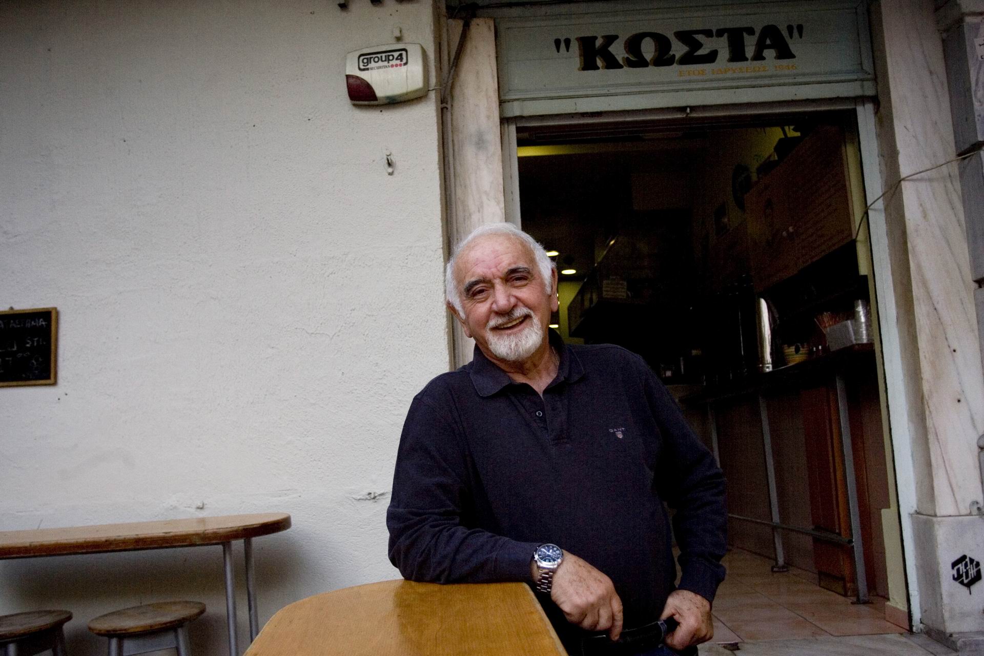 Υφάσματα στον Πάππου, μπιφτέκια στο Παραδοσιακό, ηλεκτρικά είδη στο Φαρόγιαννη, σουβλάκι στον Κώστα και κουρτίνες στον Κωνσταντουράκη