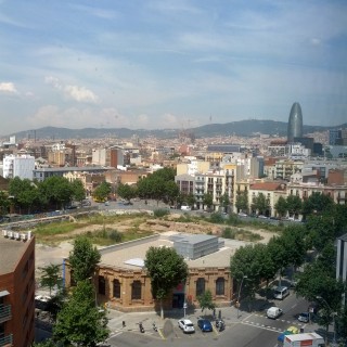 Γιατί στη Βαρκελώνη λένε «ναι» στους μετανάστες και «όχι» στους τουρίστες;