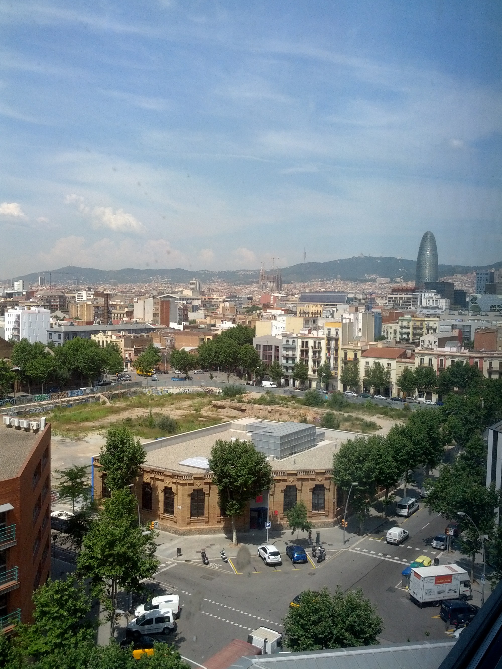 Γιατί στη Βαρκελώνη λένε «ναι» στους μετανάστες και «όχι» στους τουρίστες;