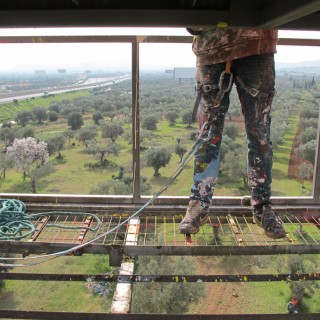 Να ποιος έφτιαξε τα σουρεάλ billboards στην Αττική Οδό