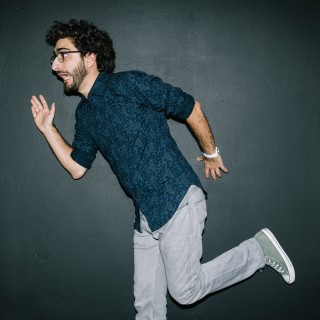 Ο Λάμπρος Φισφής απαντά με μια λέξη για την παράσταση «Τι Ζούμε;»