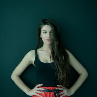 Η Στέλλα Καλησπεράτου βλέπει καρτούν και τα αναλύει με το βαφτιστήρι της