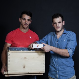 Οι δημιουργοί του πρώτου αντικλεπτικού GPS κυψελών μιλούν στην Popaganda