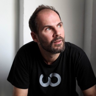 Πέντε χρόνια Six d.o.g.s: Ο ηχολήπτης και αφανής ήρωας της Αβραμιώτου μιλάει στην Popaganda