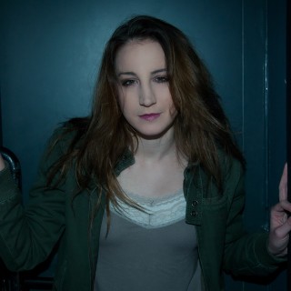 Η Στεφανία Γουλιώτη διαβάζει ακόμα εφημερίδες