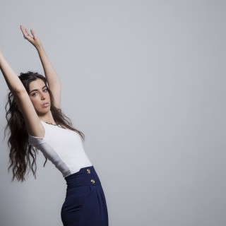 Η Nayra αρνείται πεισματικά να κατεβάσει σειρές ή ταινίες