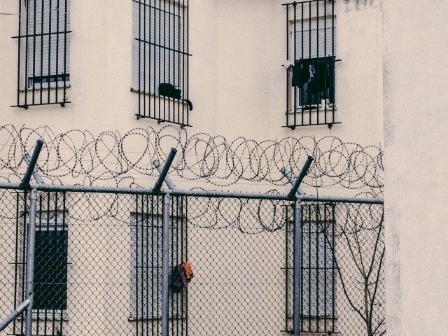 Κάγκελα παντού για τον αόρατο εχθρό