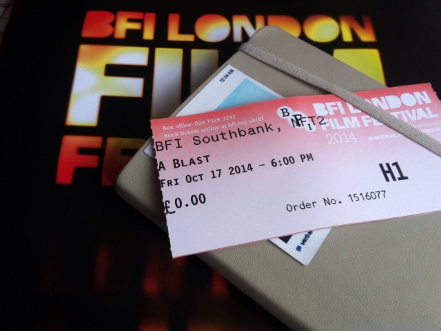 Η Popaganda στο Λονδίνο: Το A Blast απλώνει στην οθόνη ολόκληρη την τελευταία ελληνική δεκαετία