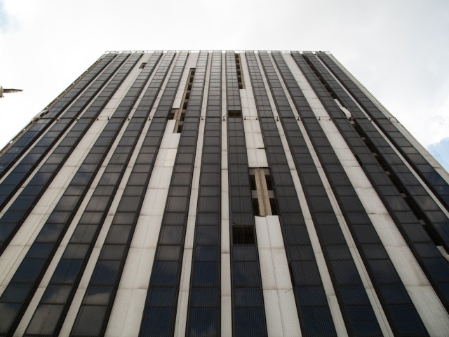 Αποκλειστικό: Μπήκαμε στον ουρανοξύστη-«φάντασμα» του Πειραιά