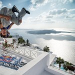 Εντυπωσιακά κόλπα και άλματα με φόντο την Καλντέρα