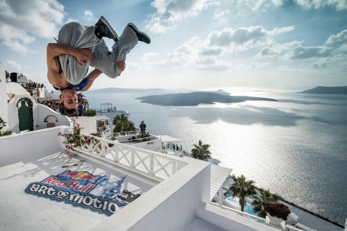 Εντυπωσιακά κόλπα και άλματα με φόντο την Καλντέρα