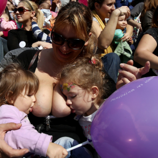 Οι μαμάδες θηλάζουν στο Ζάππειο