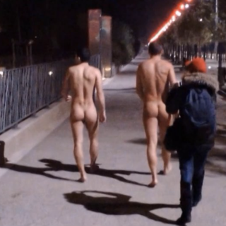 Κυκλοφορώντας γυμνοί στην Νέα Παραλία της Θεσσαλονίκης